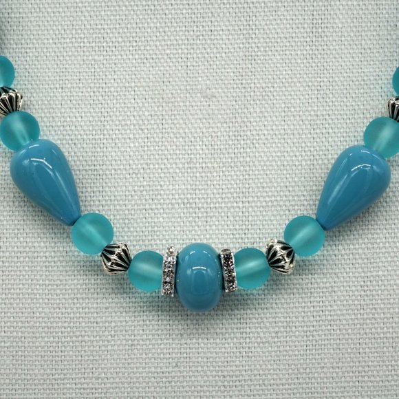 Necklace with blue and silver beads, silver spacers and lobster clasp. - Picture 5 of 7